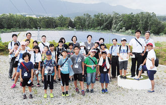 メガソーラー発電所を見学した戸沢村と中井町の小学生、関係者ら