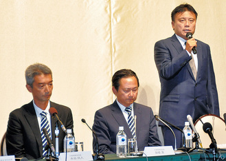 ４日の会見でパワハラ行為について謝罪する曺監督（右）、同席した水谷社長（左）、眞壁会長