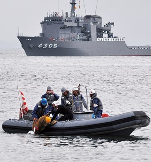 海上自衛隊の船舶による漂流者の救出訓練