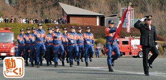 七つの分団ごとに行進する中井町消防団の団員