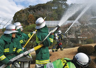 吉田邸に向け放水する消防団員ら