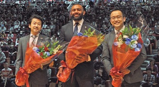 （左から）木村監督、リーチ選手、村上氏。リーチ選手も授業のために利用していた、２号館のホールで大声援を受けた