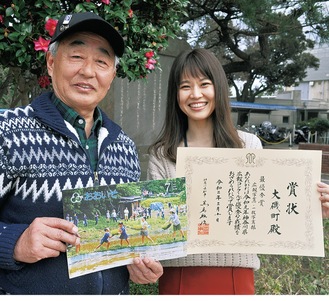 広報カメラマンの木原さん（左）と町広報担当の山田さん