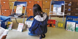 出張図書館で本を選ぶ児童＝二宮小学校