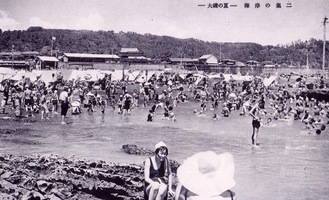 昭和初期の賑わう大磯海水浴場（大磯町郷土資料館提供）