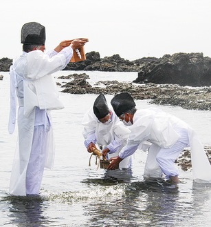 使者が浜砂・海水・海藻を採取
