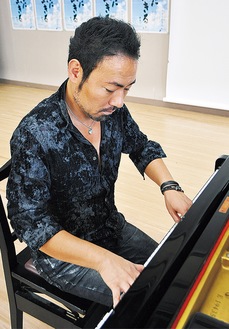 ピアノ演奏を披露する西川氏