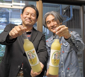 新商品を披露する芦川さん（左）とたかしまさん