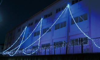 二宮中学校の校舎壁面とフェンスに点灯したイルミネーション