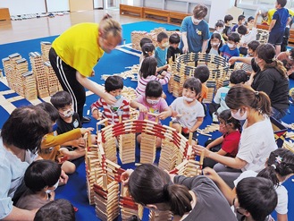 木製ブロックのカプラで共同制作に取り組む園児たち