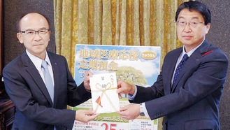 大藤理事長（左）から目録を受け取る武井副知事