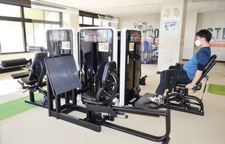 体育館のトレーニングルームに設置されたマシン