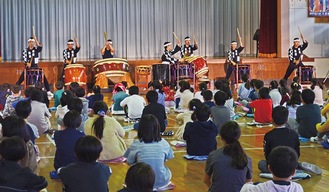 鼓童の演奏に聴き入る一色小学校の児童たち