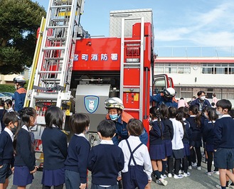 消防車を見学する園児たち
