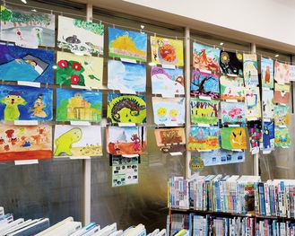 子どもの本コーナーに展示された一色小学校児童の絵画