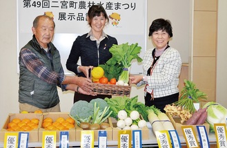 （左から）内藤会長と飯塚園長、村田町長