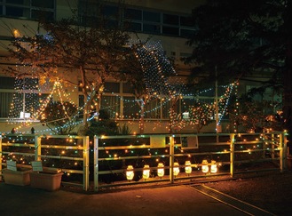 一色小学校の中庭に点灯したイルミネーション