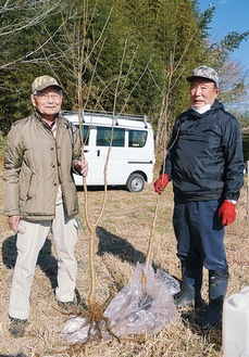 苗木を手にする齊藤さん（左）と鈴木さん