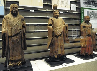 郷土資料館に展示されている神像