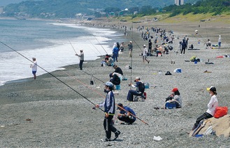 釣り人が海岸を埋め尽くした