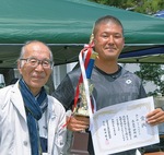 石井会長（左）と優勝した秦泉寺さん