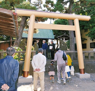 建て替えられた神明神社の鳥居