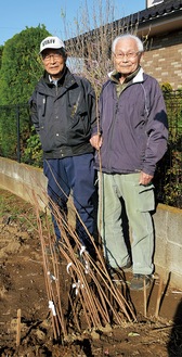 齊藤さん（右）と苗木の管理に協力している辻丸さん