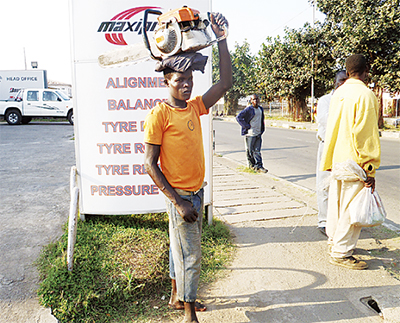 何でも頭に載せて 運ぶマラウイマン