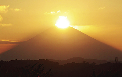 富士山頂に輝く