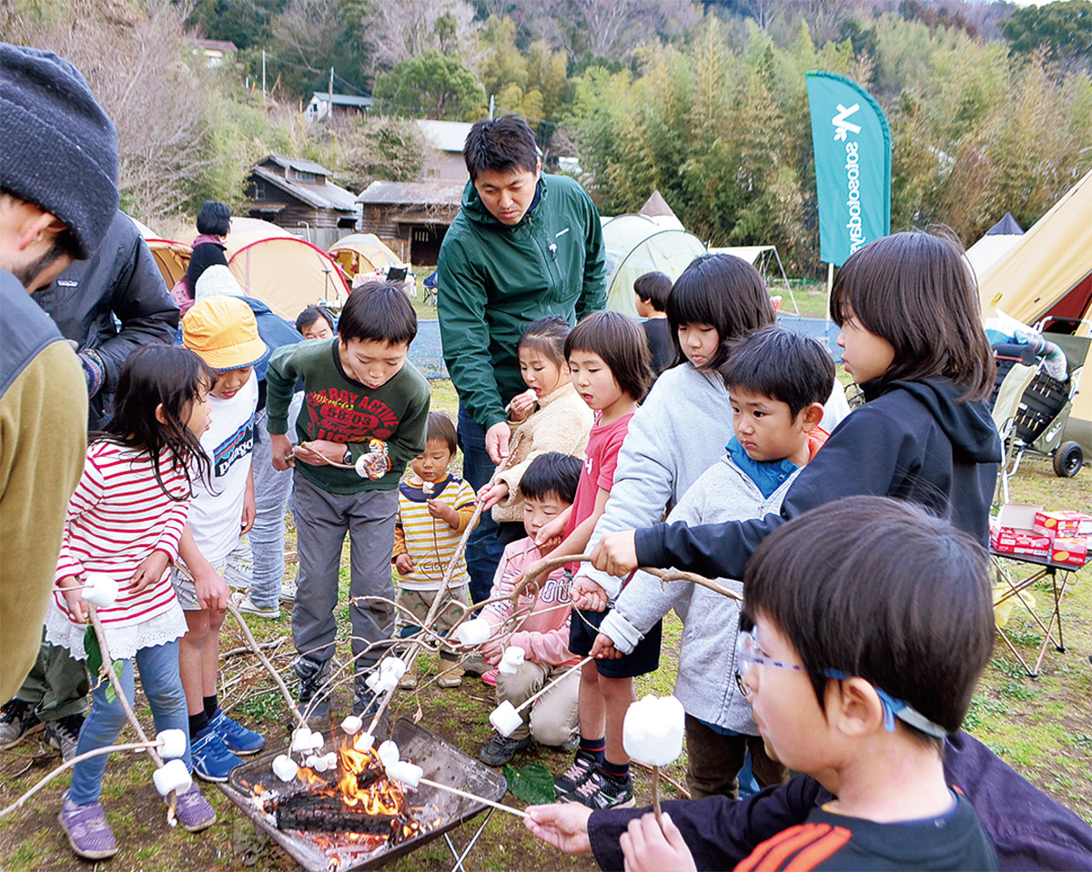 焚き火でマシュマロを焼く子どもたち