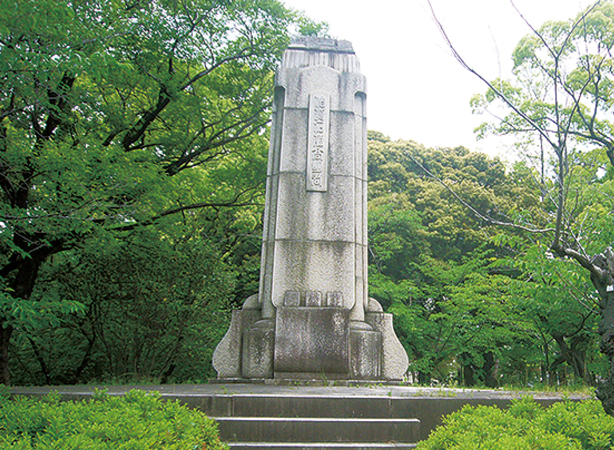 加藤高明の銅像跡（台座）