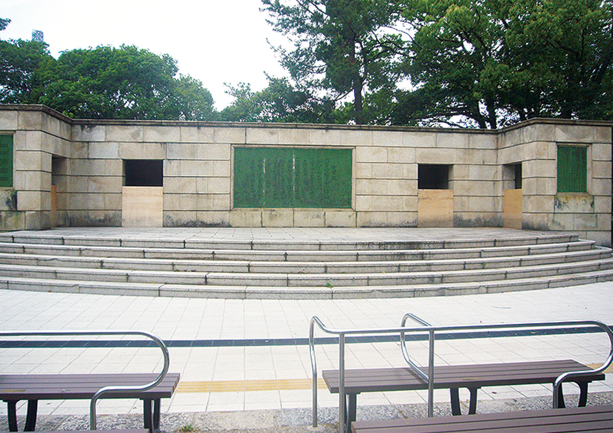 鶴舞公園にある普選記念壇