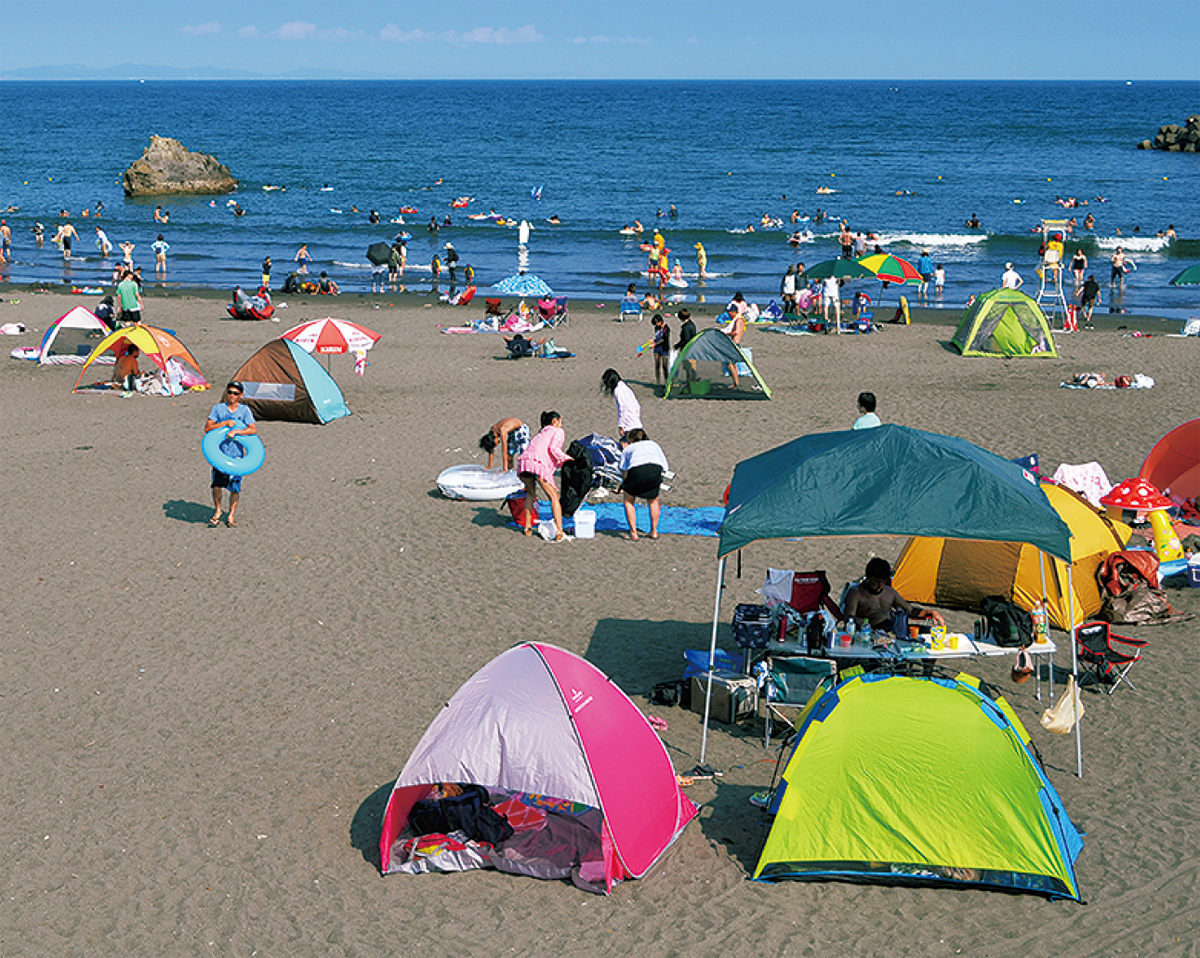 来場者で賑わう大磯海水浴場