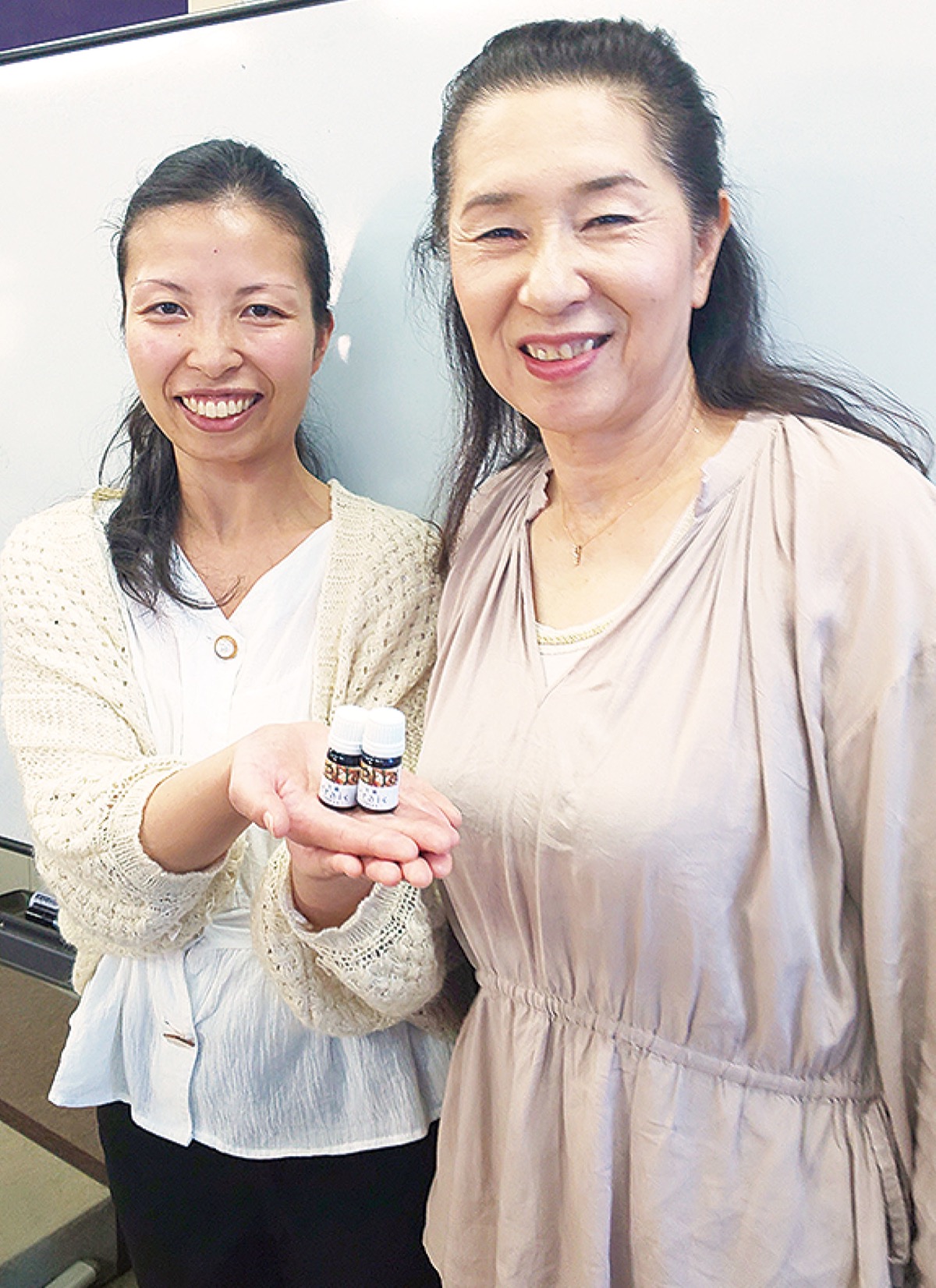 製品を手にする女性部の高橋部長（右）と横山さん