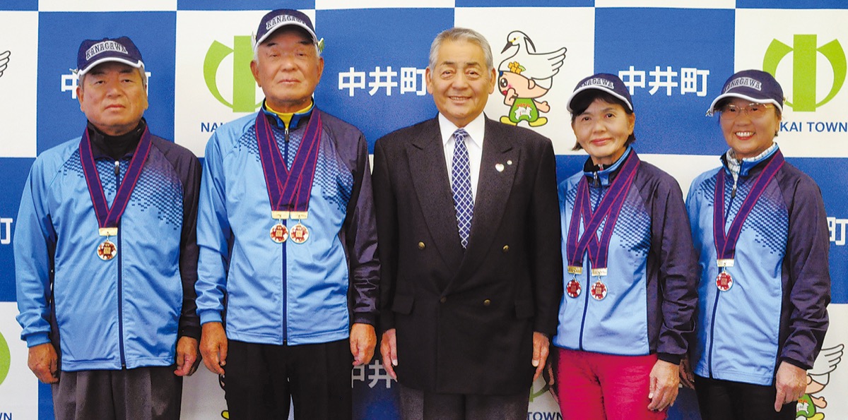 左から金子さん、加藤国重さん、杉山町長、坂井さん、加藤富美子さん