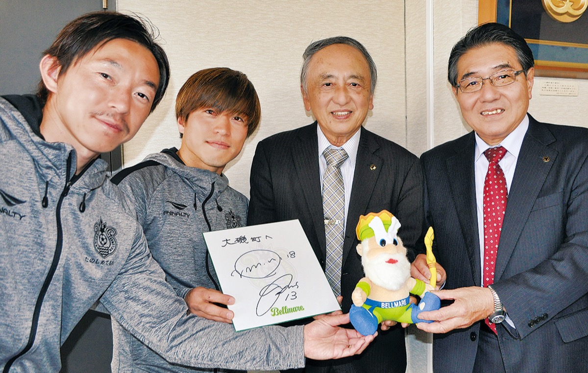 左から石原選手、松田選手、栗原副町長、野島教育長