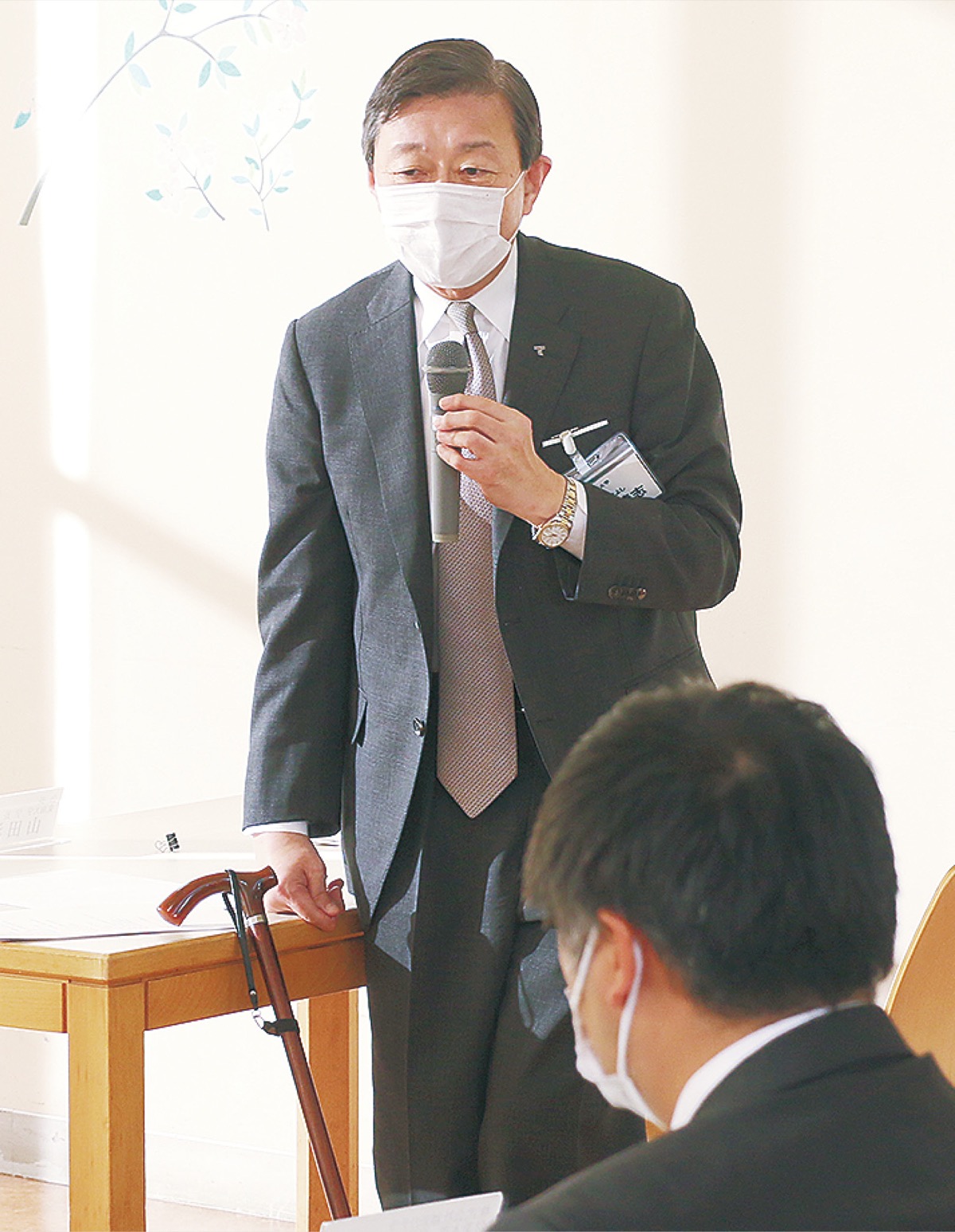 あいさつする山田学長