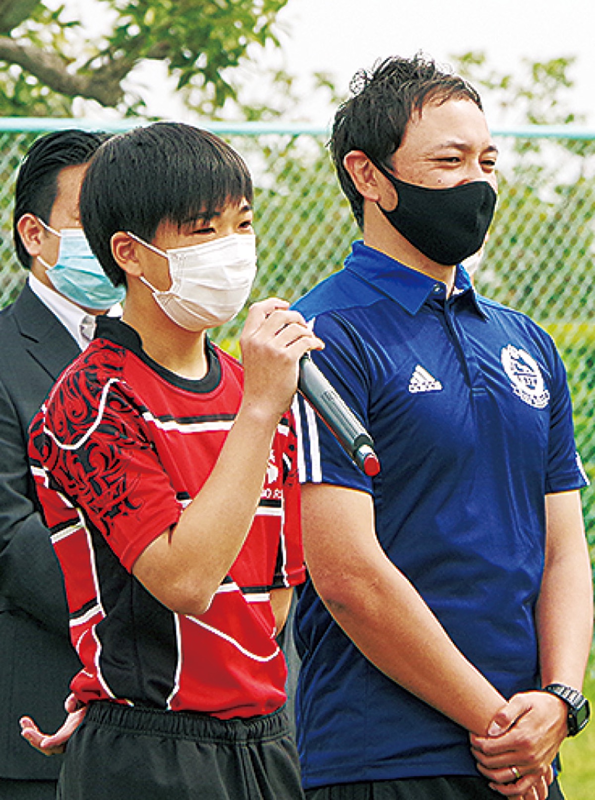 津田監督(右)と平琉誠3年生キャプテン