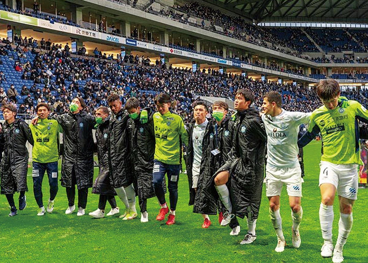 残留を決め、喜ぶベルマーレのメンバー（提供写真）