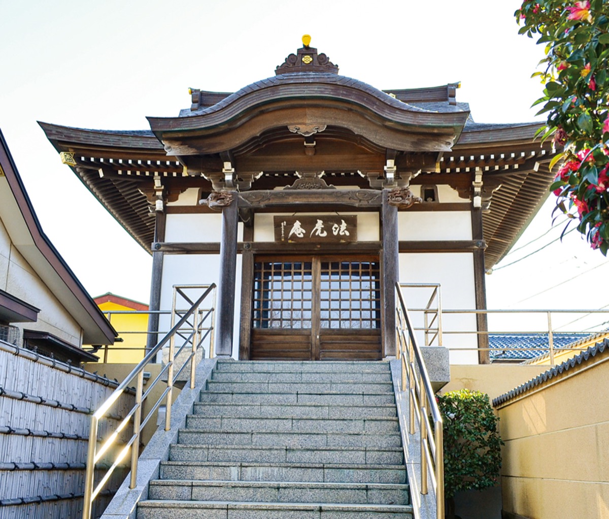 (上)虎御石を安置する延台寺の法虎庵曽我堂