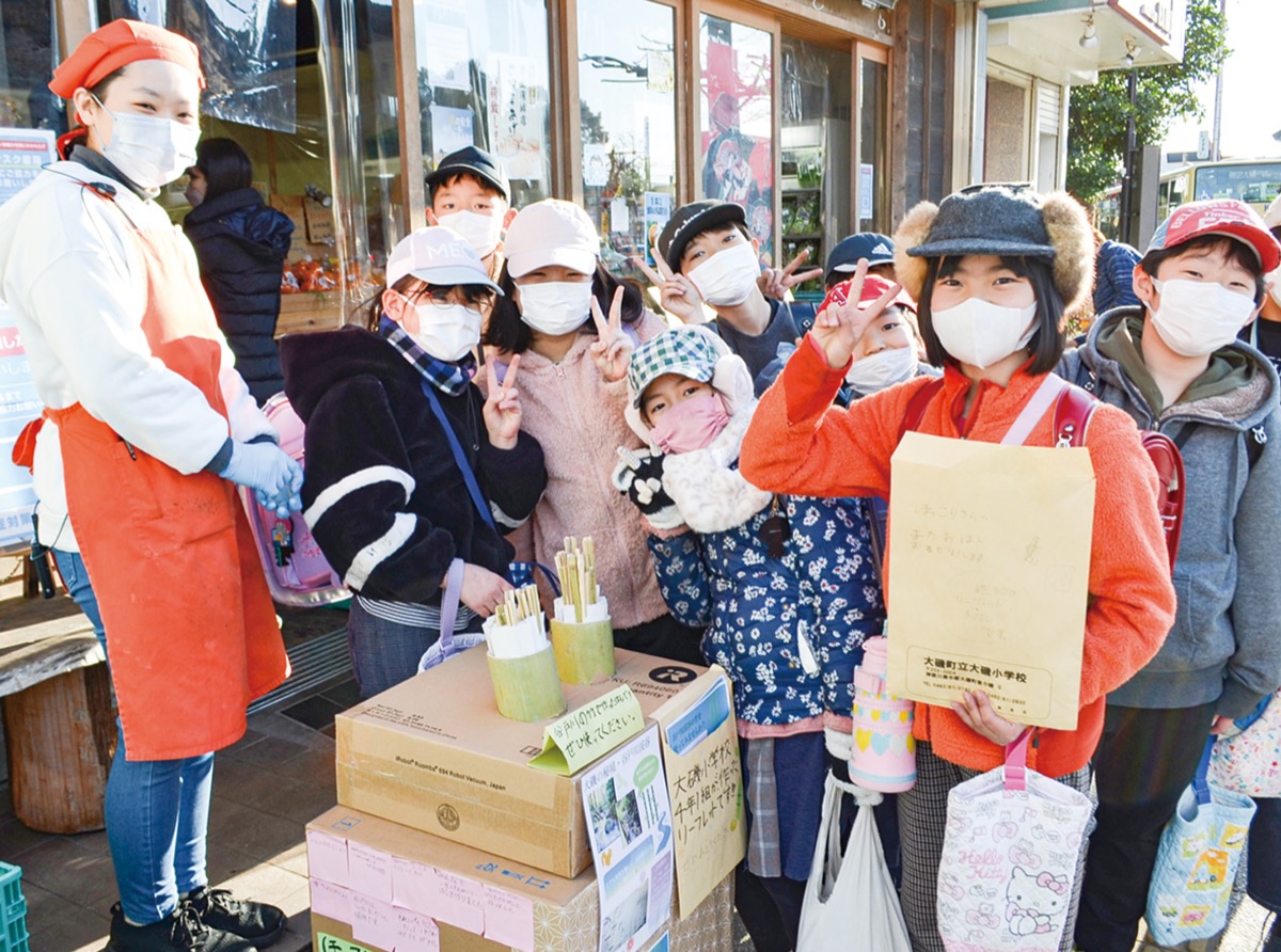 ほっこりに竹箸とチラシを届けた4年1組の児童ら