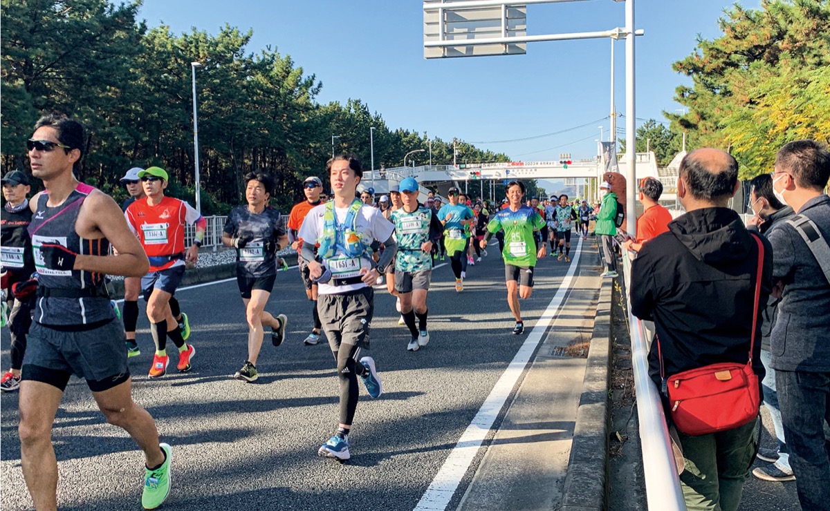 １万７千人が快走 (写真1)