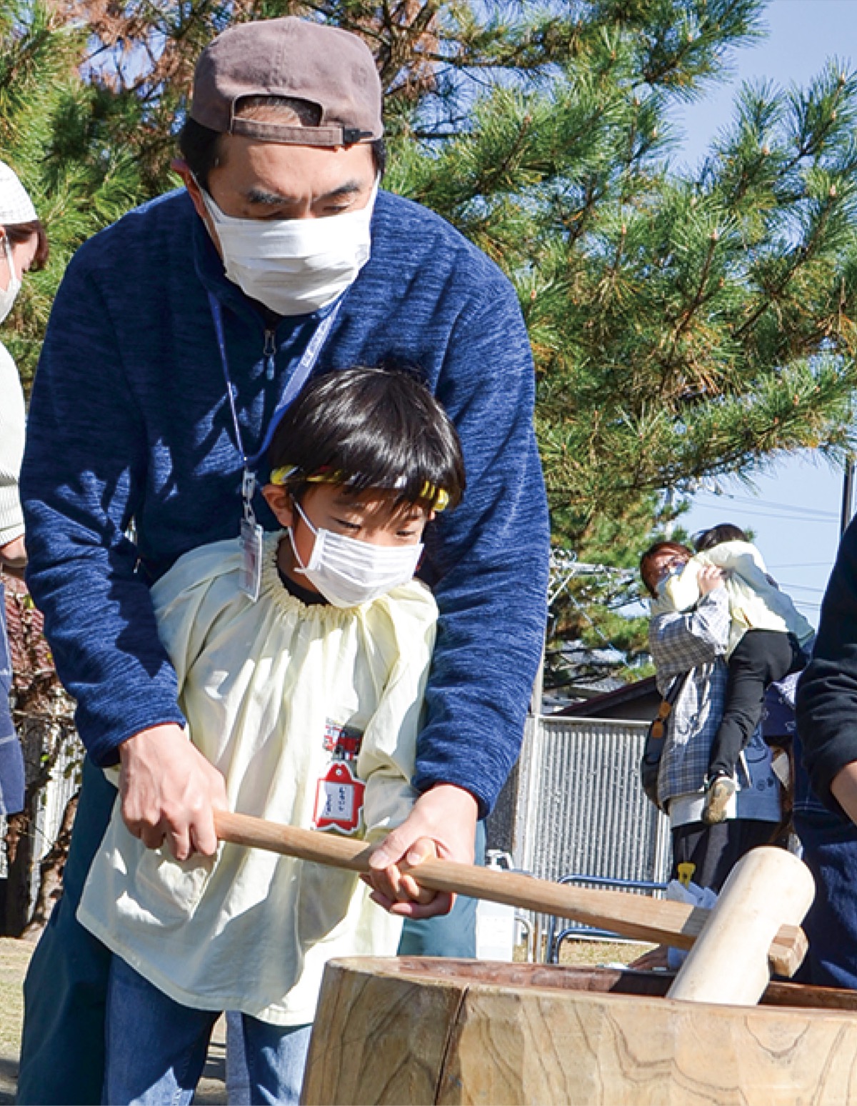 園庭で元気に餅つき
