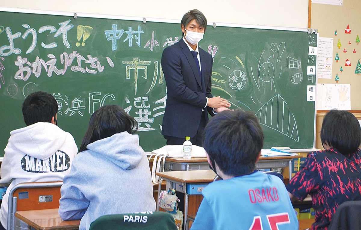 12年ぶりに訪れた中村小で６年生に語りかける市川選手