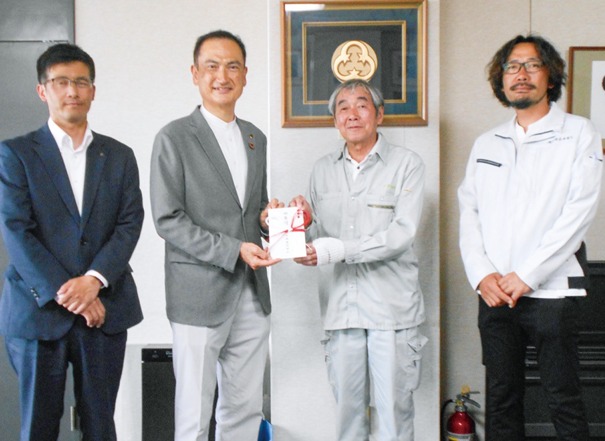 30万円を町に寄付