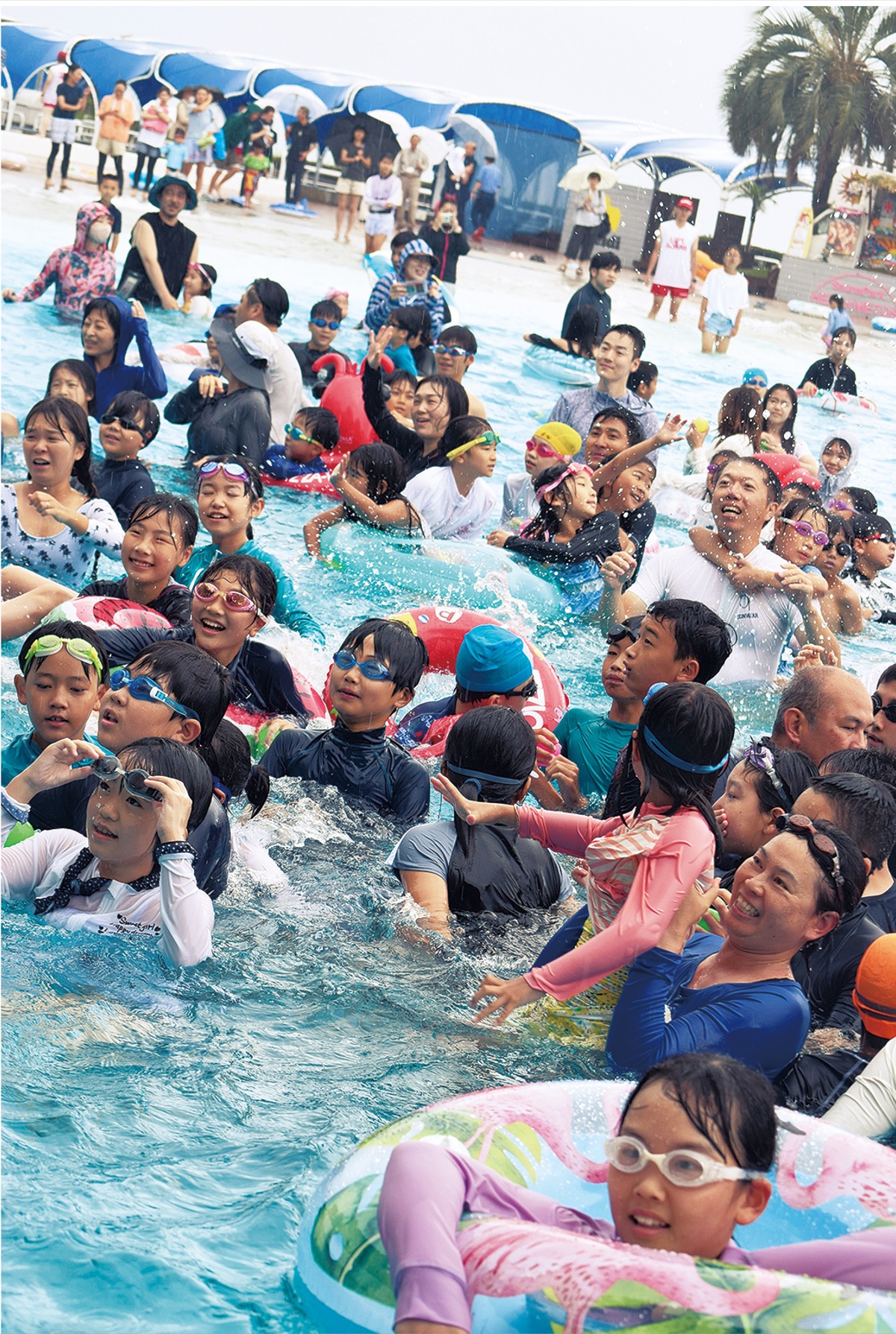 波のプールで遊ぶ来場者ら