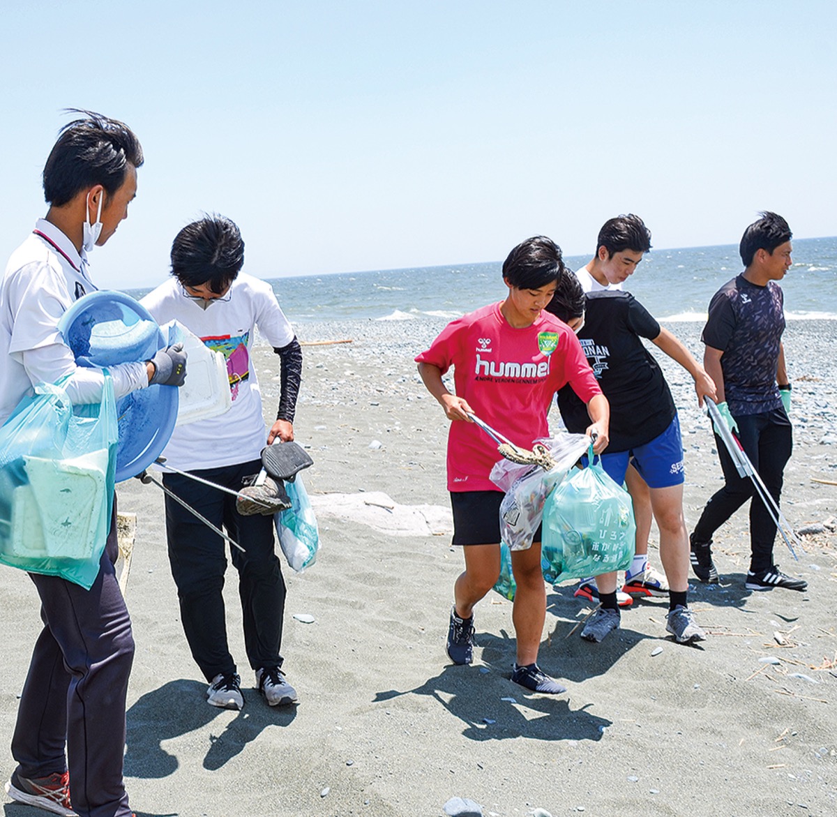 海の清掃に励む