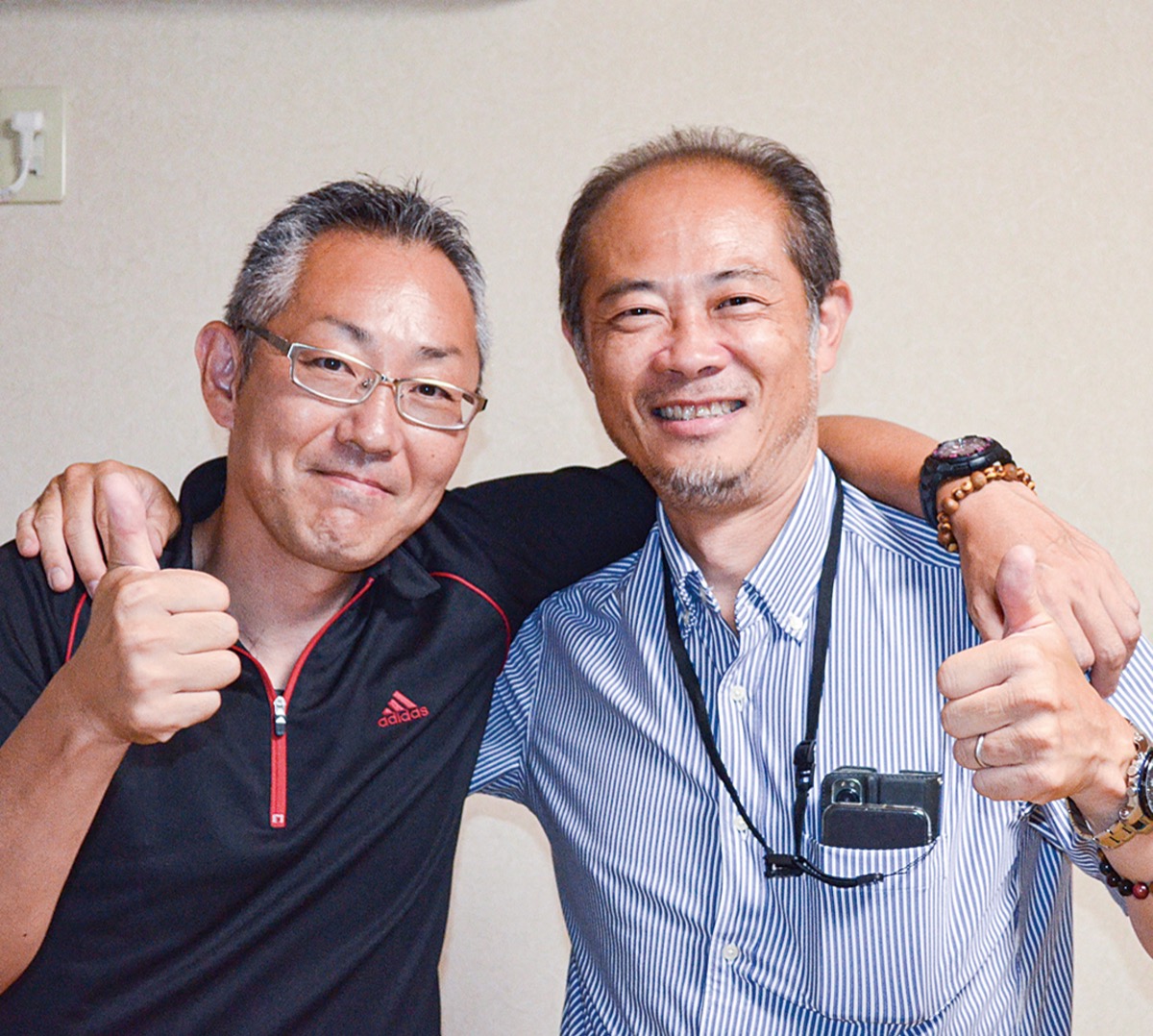 泉会長(右)と同会員の斎藤仁さん