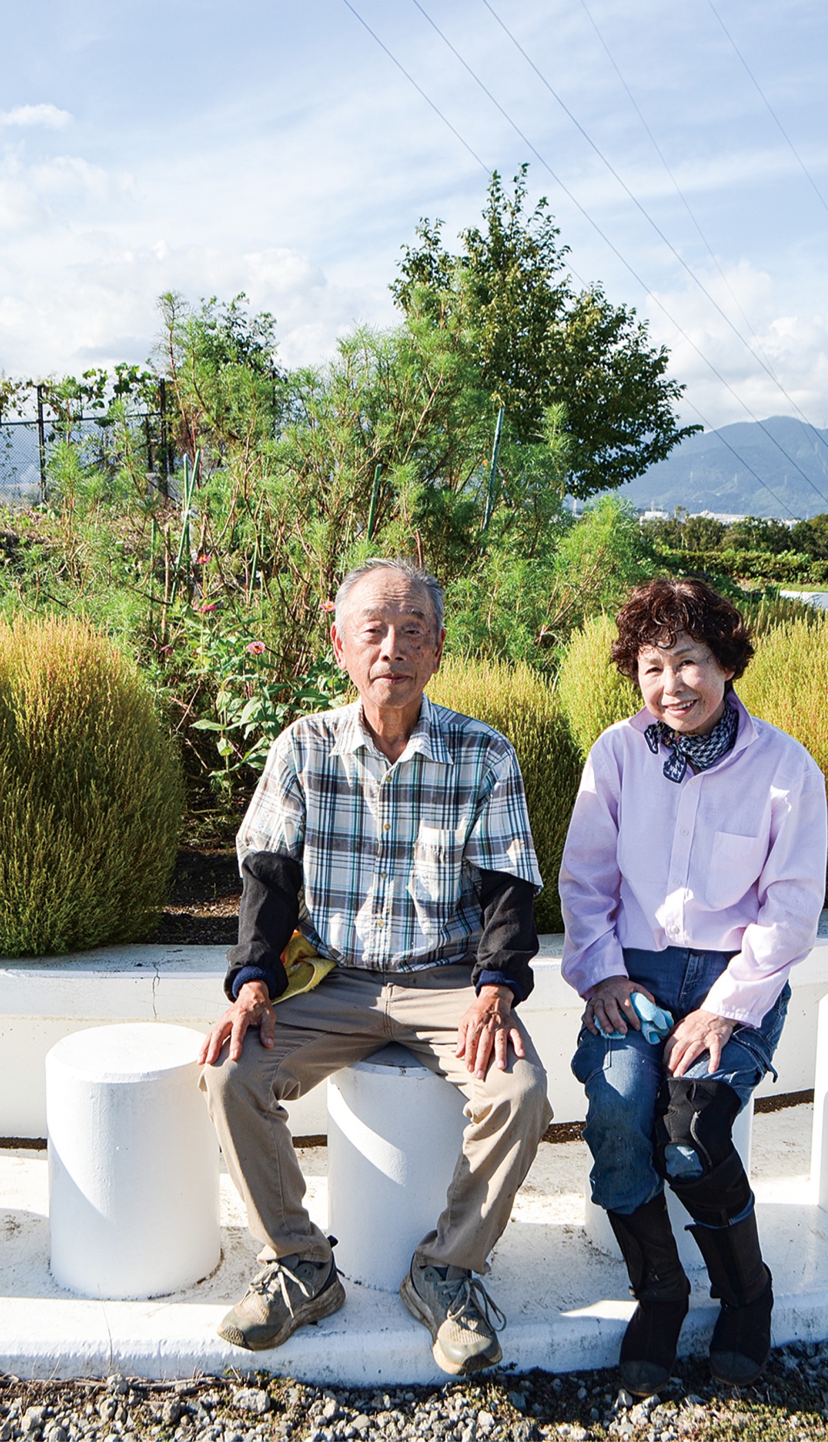 水やりに励む早川秀夫さん（左）と淳子さん