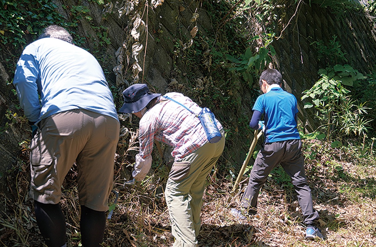 枝がら工法に取り組む様子